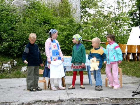 Ravbarjev večer 2006 (Kulturno umetniški Ravbarjev večer se je odvijal 10.6.2006, pred ter v Ravbarjevem stolpu. [foto: Miro Kolar]) – fotografija 9