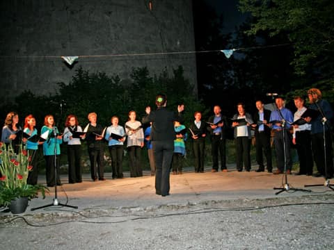 Ravbarjev večer 2006 (Kulturno umetniški Ravbarjev večer se je odvijal 10.6.2006, pred ter v Ravbarjevem stolpu. [foto: Miro Kolar]) – fotografija 16