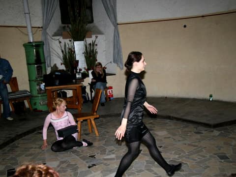Ravbarjev večer 2006 (Kulturno umetniški Ravbarjev večer se je odvijal 10.6.2006, pred ter v Ravbarjevem stolpu. [foto: Miro Kolar]) – fotografija 22